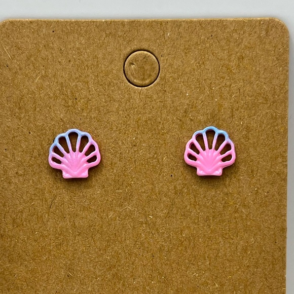 Accessories - Pink and blue clam stud earrings